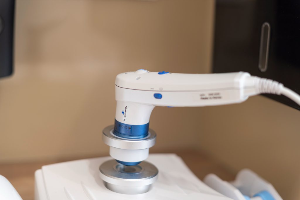 Zbliżenie na głowicę kamery trychologicznej KC Technology używanej w diagnostyce skóry głowy