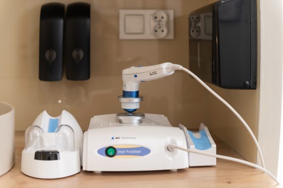 Zestaw diagnostyczny KC Technology Hair Polarizer z kamerą trychologiczną na blacie w gabinecie