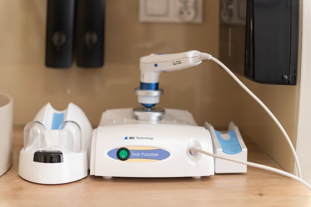 Urządzenie KC Technology Hair Polarizer z kamerą trychologiczną, ujęcie z boku