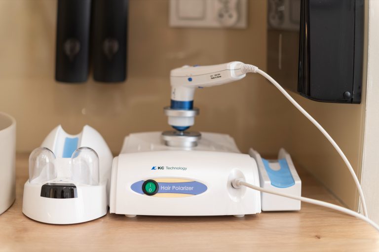 Urządzenie KC Technology Hair Polarizer z kamerą trychologiczną, ujęcie z boku