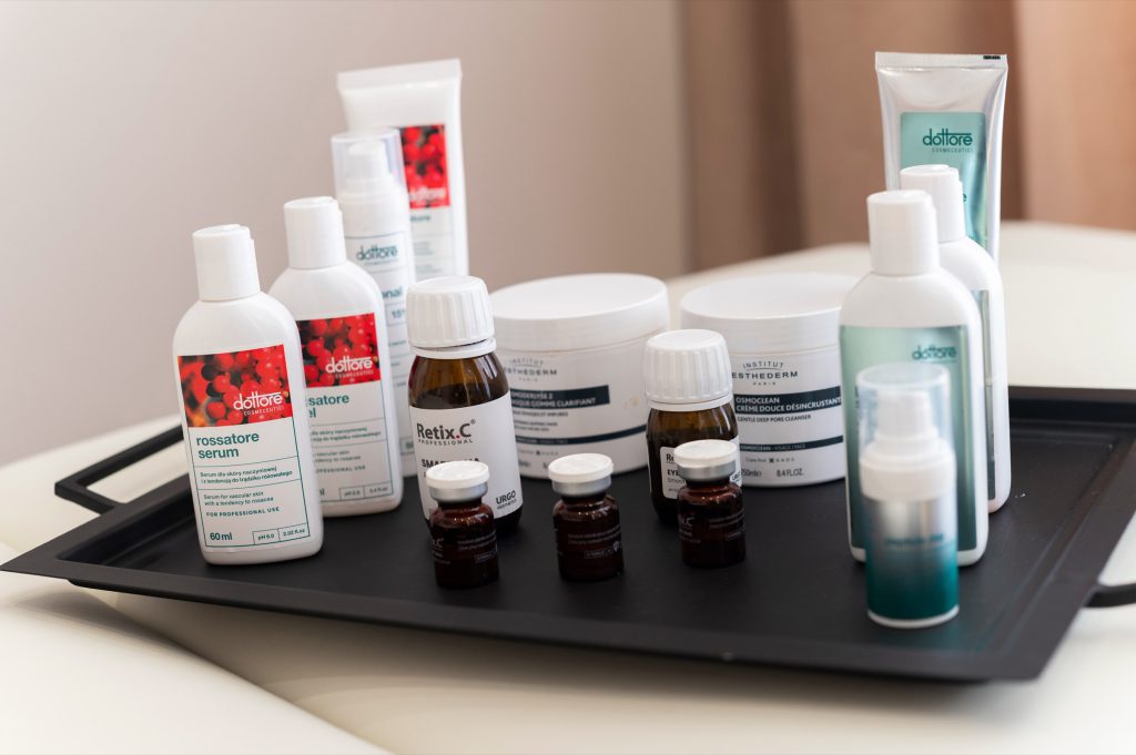 Kosmetyki profesjonalne Dottore, Retix.C i Institut Esthederm ułożone na czarnej tacy