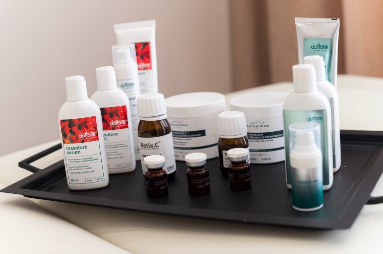 Kosmetyki profesjonalne Dottore, Retix.C i Institut Esthederm ułożone na czarnej tacy