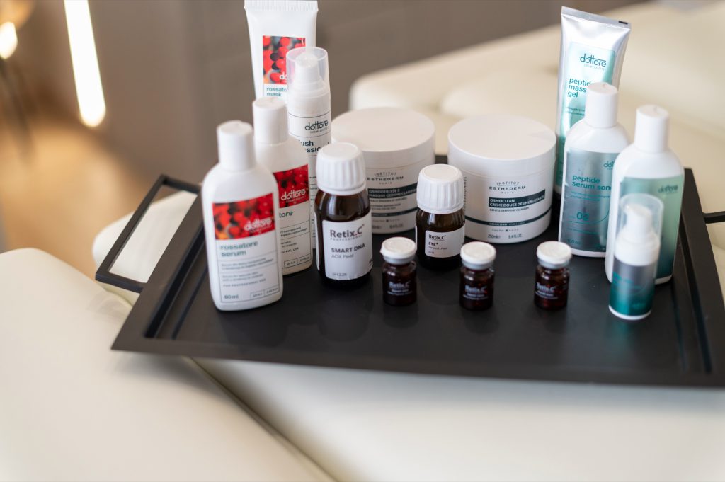 Kosmetyki profesjonalne Dottore, Retix.C i Institut Esthederm na tacy ustawionej na leżance zabiegowej