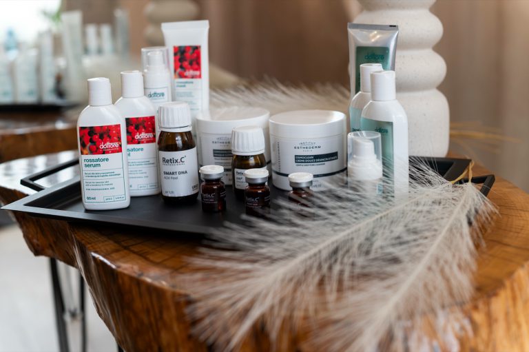 Serum, peelingi i kremy marek Dottore, Retix.C i Institut Esthederm na tacy w gabinecie